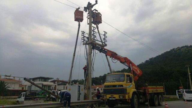 Ayvalık’ta 3 gencin çarparak hayatını kaybettiği direk yenilendi