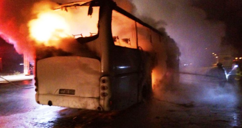 Ayvalık’ta seyir halindeki tur otobüsü cayır cayır yandı