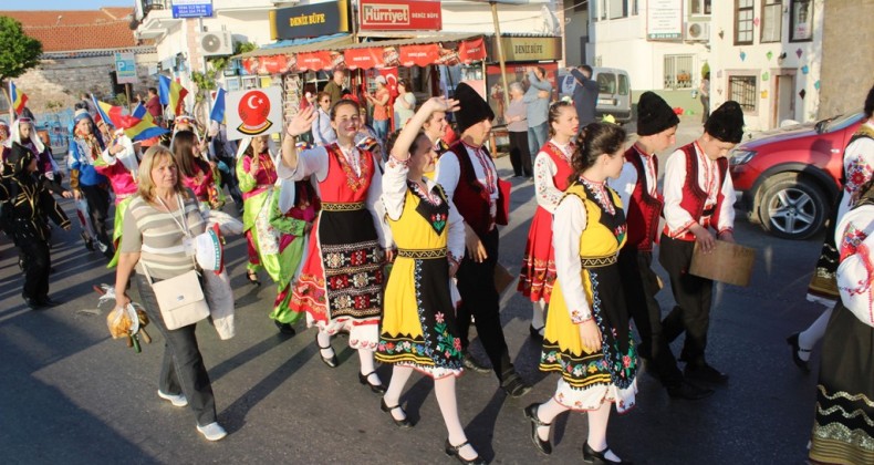 Ayvalık’ta 5. Uluslar arası Halk Oyunları Şenliği Coşkusu