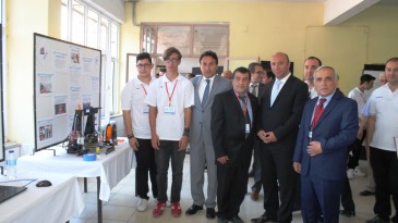 Mucit liseli öğrenciler parmak ısırttı