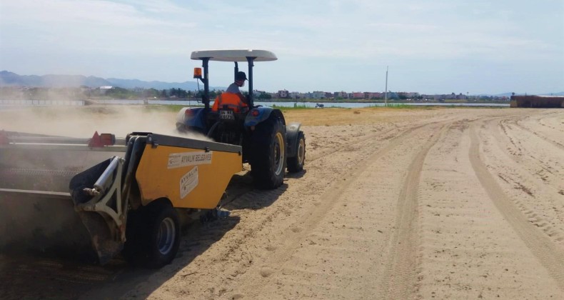 aşkan Rahmi Gençer’’ Turizmde kumsallarımızın önemini çok iyi biliyoruz.’’  AYVALIK PLAJLARINDA KAPSAMLI TEMİZLİK  Ege’nin en güzel sahilleri arasında sayılan Ayvalık’ın Plajları yaz sezonuna hazırlanıyor. Ayvalık Belediyesi, halk plajlarında temizlik çalışması gerçekleştiriyor.  Temizlik İşleri Müdürlüğü ekipleri,  Ayvalık Belediyesinin görev ve sorumluluk alanı olan plajlarda, kıyıların temiz olması ve vatandaşların denize daha rahat girmeleri için kapsamlı temizlik çalışması yapıyor. Kumsalda bulunan çakıl, izmarit, cam kırığı gibi maddeler plaj kumu temizleme makinesi ile temizleniyor. Sahil temizleme makinesi 15 cm derinlikten kumları eleyerek, kumdaki çöpleri haznesinde biriktiriyor.  Güneşlenmek, deniz ve su sporları ile vakit geçirmek isteyenler için ideal plajları ile Ayvalık’ın yazın yüzbinleri ağırladığını belirten Belediye Başkanı Rahmi Gençer, “Doğal güzelliklerimiz ilçe turizminin dayandığı en önemli unsur. Turizm potansiyelimiz her geçen yıl artarken doğal değerlerimizi tahrip etmeden, temiz kullanmamız da bu bakımdan önemli. Turizmde kumsallarımızın önemini çok iyi biliyoruz. Sürdürülebilir turizm için, bu değerimizi koruyacağız. Kumsallarımızın temizliğine, planlı ve periyodik bir şekilde devam edeceğiz. Vatandaşlarımızın daha sağlıklı ve temiz bir ortamda plajlarımızı kullanabilmesini amaçlıyoruz” dedi.  BADAVUT PLAJI’NDA BAŞLAYAN ÇALIŞMA SARIMSAKLI VE ALTINOVA PLAJLARI İLE DEVAM EDİYOR  17 Nisan tarihinde Küçükköy Mahallesi Badavut mevkiinde başlayan çalışma kapsamında;  Badavut’ta halk arasında Taş dağı denilen tepeden plajın sonuna kadar olan bölge temizlendi. Sarımsaklı kumsalında ise sorumluluk alanında olan MİT Kampından Aker Sitesi önüne kadar olan bölüm ile Polis Kampından başlayarak Tuzla dâhil olmak üzere kumsal temizliği yapıldı. 16 Mayıs Çarşamba günü Altınova Mahallesine geçen ekipler, Kum Adası’ndaki çalışmayı tamamladı. Ekipler önümüzdeki günlerde, Altınova Yorgun Sitesi önünden başlayıp Profesörler Sitesi, Uzungöl yanı, Evren Sitesi, Oğuzhan Sitesi ve Öğretmenler Sitesi önündeki sahil kesimini temizleyecek. Çalışmanın 10 Haziran tarihinde tamamlanması planlanıyor