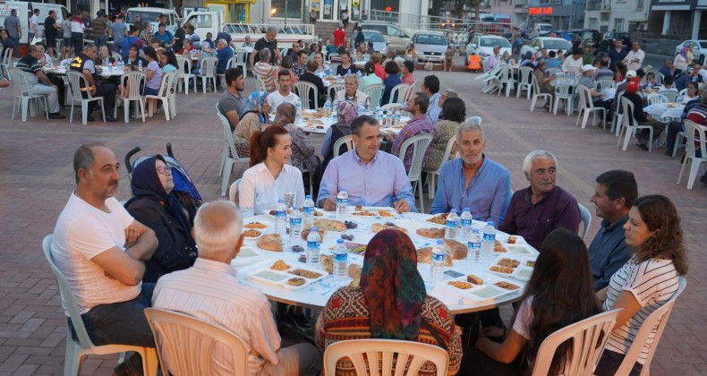 AYVALIK BELEDİYESİ İKİ BÜYÜK MAHALLESİ’NDE İFTAR SOFRASI KURDU