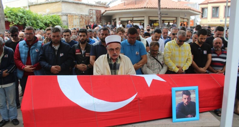 Ayvalık’ta batan tekne faciasında denizden çıkarılan Volkan Çanakçı’nın cenazesi gözyaşları içinde toprağa verildi