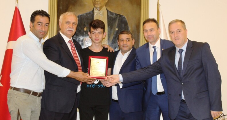 Ayvalık’ta ATO’dan şampiyon sporcuya anlamlı ödül