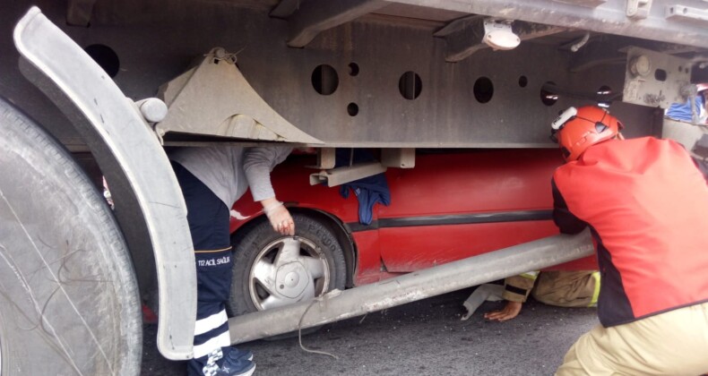 Kırmızı ışıkta bekleyen TIR’ın altına otomobil girdi; 1 ölü