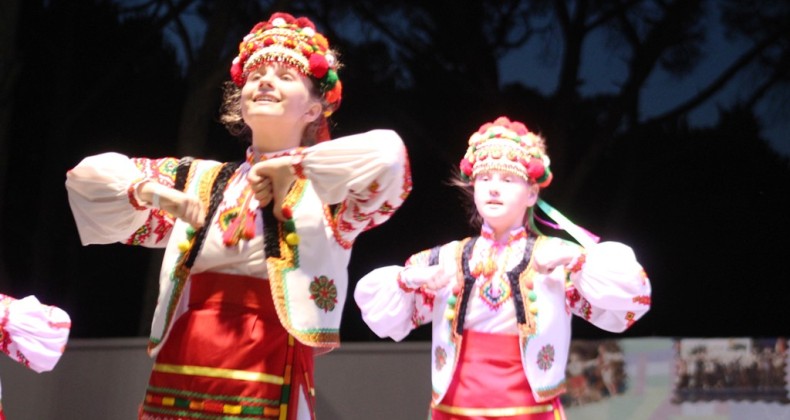 Ayvalık’ta 5.  Uluslar arası Deniz ve Kum Festivali halk danslarıyla büyüledi