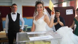 Ayvalık’ta gelin ve damat düğünden önce oy kullandı