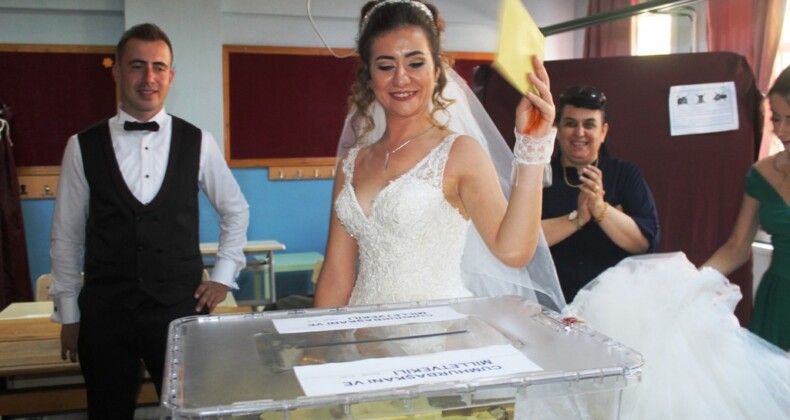 Ayvalık’ta gelin ve damat düğünden önce oy kullandı