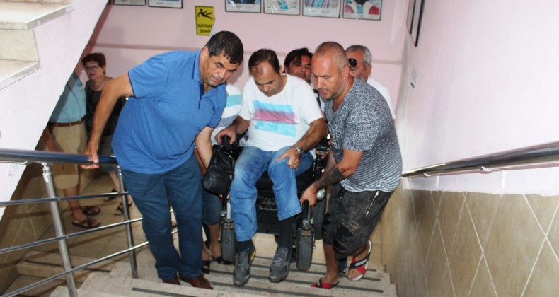 Ayvalık’ta engelli vatandaşların oy kullanma çilesi