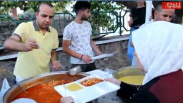 Küçükköy İmamı İlhan Köse Cami Cemaatine İftar Yemeği Verdi