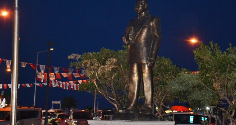 Sarımsaklı’da vatandaşlardan ortak ses; “Atatürk büstü aydınlatılsın”