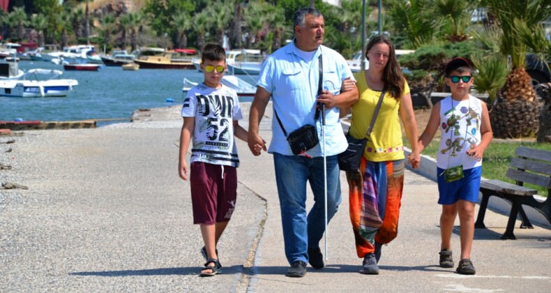 AŞKIN GÖZÜYLE HAYATIN RENKLERİNE TUTUNDU