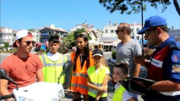 Jandarma trafik ekibi  ve Küçükköy Camii Yaz Kur’an kursu öğrencileri  trafik denetimi yaptı