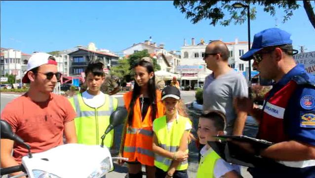 Jandarma trafik ekibi ve Küçükköy Camii Yaz Kur’an kursu öğrencileri trafik denetimi yaptı
