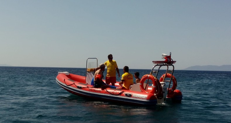 Sarımsaklı plajlarında boğulma tehlikesi atlatan baba ve oğlu itfaiye cankurtaranları kurtardı
