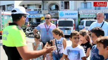 Bir günlüğüne polis olan Kur’an Kursu öğrencileri, Ayvalık’ta trafik denetimi yaptı