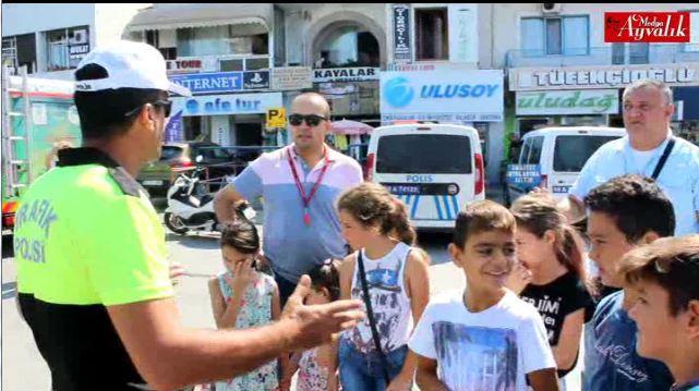 Bir günlüğüne polis olan Kur’an Kursu öğrencileri, Ayvalık’ta trafik denetimi yaptı
