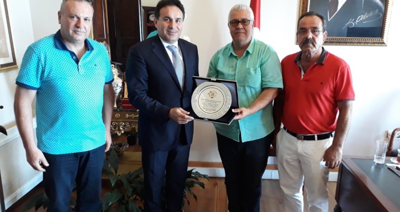 Ayvalıklı esnaf ve sanatkarlardan Kaymakam Görgülüarslan’a plaket