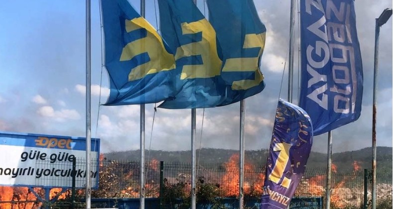 Ayvalık’ta akaryakıt istasyonu yanında çıkan yangın korkuttu