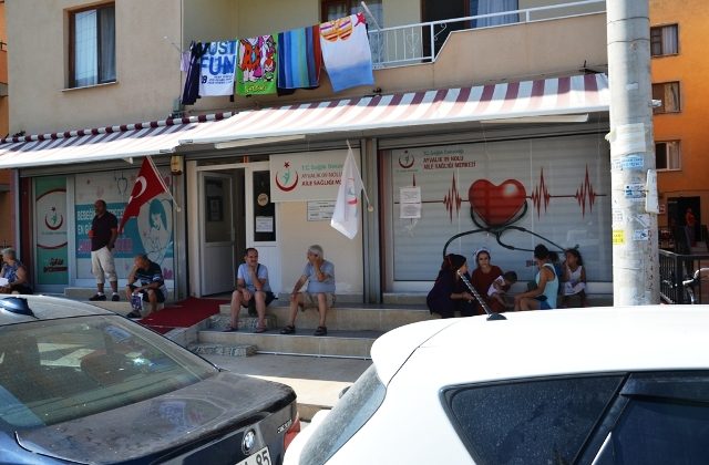 Sarımsaklı Aile Sağlık Merkezi’nde vatandaşlar yerlerde sürünüyor