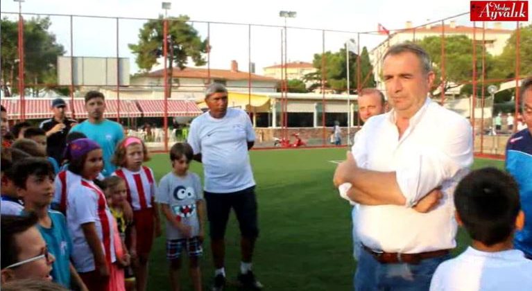 Mini Ayvalıkgücü Belediyespor futbolcuları başkan gençer ile buluştu