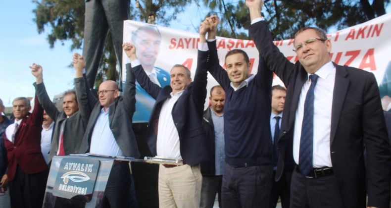 Ayvalık’ta; Balıkesir Büyükşehir Belediye Başkan Adayı Akın’a sevgi seli