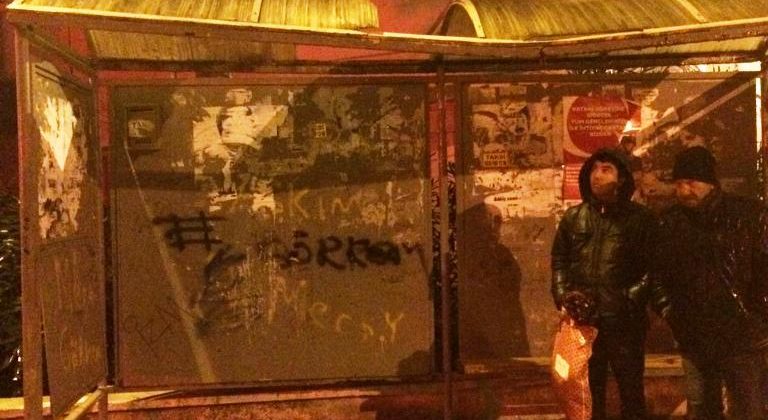 Üstü kapalı otobüs durağında ıslanarak bekliyorlar