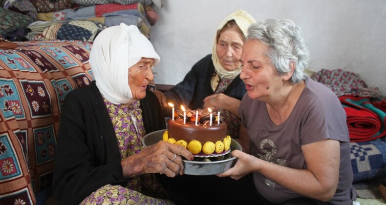 Ayvalık’ta 114 yaşındaki Fatma Nine melek oldu