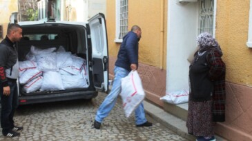Şefkat Evleri’nden yoksul ailelere 11 ton kömür