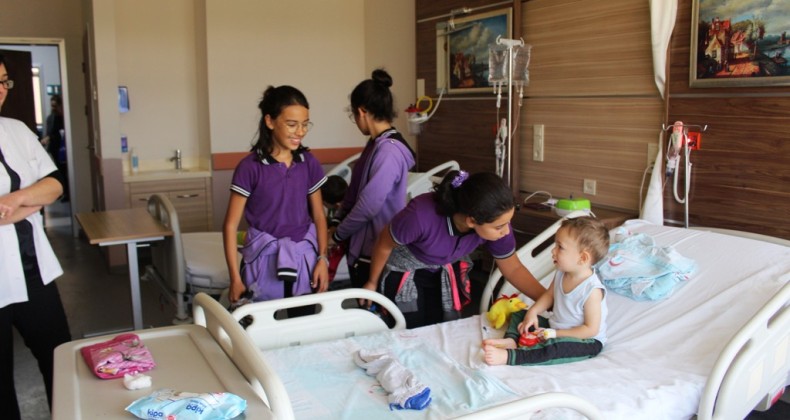 Mini Mini Empati Grubu bu kez Ayvalık Devlet Hastanesi’nde gönülleri fethetti