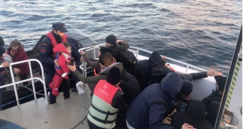 Ayvalık’ta 13 Afgan göçmen boğulmaktan son anda kurtarıldı