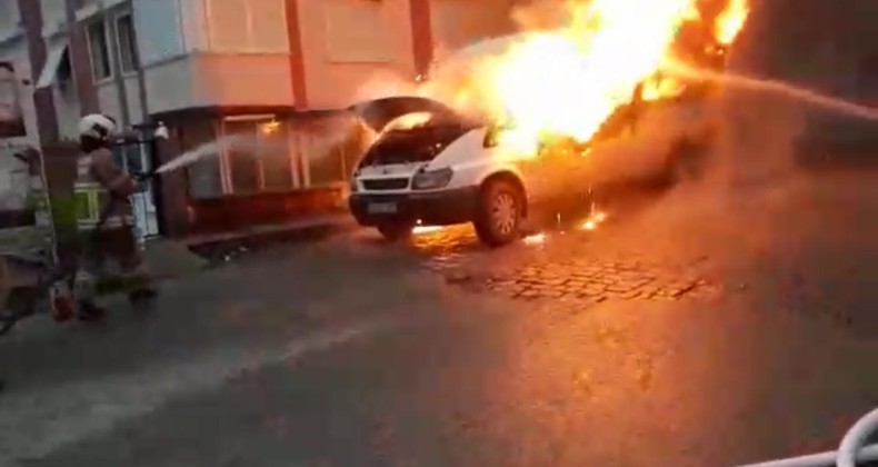 Ayvalıkta bir servis aracı cayır cayır yandı