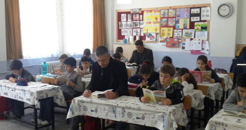 Ayvalık’ta şoför ve otomobilciler öğrencilerle buluştu