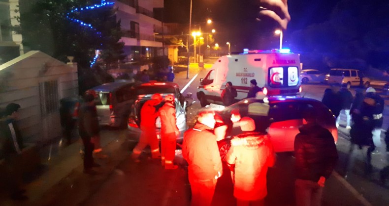 Ayvalık’ta zincirleme trafik kazası; 2 yaralı