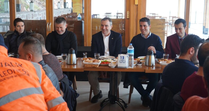 TEMİZLİK İŞLERİ PERSONELİYLE BAŞKAN GENÇER KAHVALTIDA BİR ARAYA GELDİ