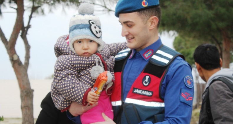 Fırtınaya yakalanan göçmenleri ölümden Sahil Güvenlik kurtardı