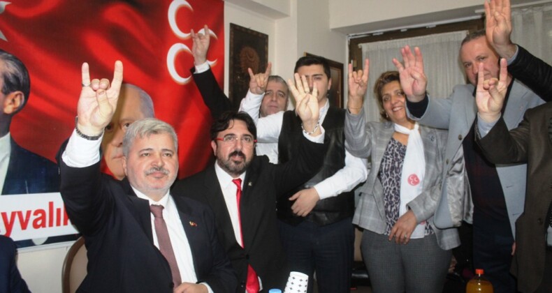 Cumhur İttifakı’nın Ayvalık adayı Nazmi Başaran bozkurt ve rabia’larla yola çıktı
