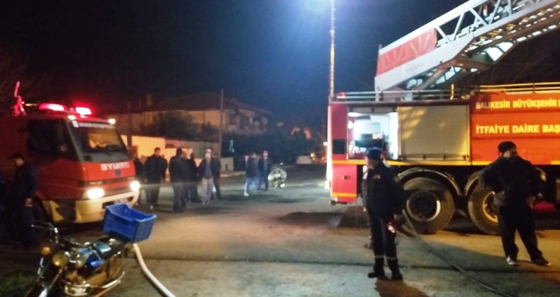 Piknik tüpünün patladığı ev kül oldu