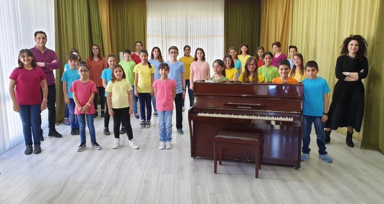 ZEYTİN ÇEKİRDEKLERİ ÇOCUK ORKESTRASI VE KOROSU 21 NİSAN’DA AYVALIK’I İZMİR’DE TEMSİL ETMEYE HAZIRLANIYOR…