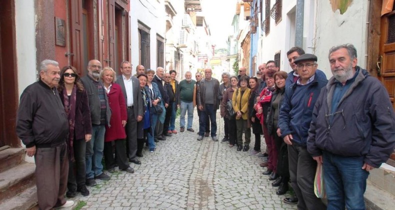 AHMET YORULMAZ’IN YAŞADIĞI EVE VE KİTABEVİNE ANI PLAKETİ ASILDI
