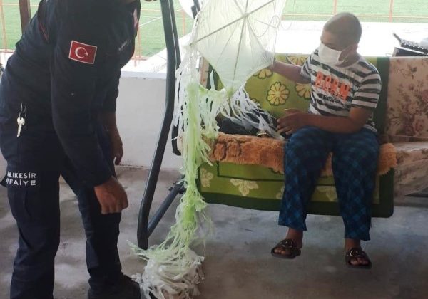 Uçurtması tellere takılan lösemili çocuğa itfaiyeci jesti