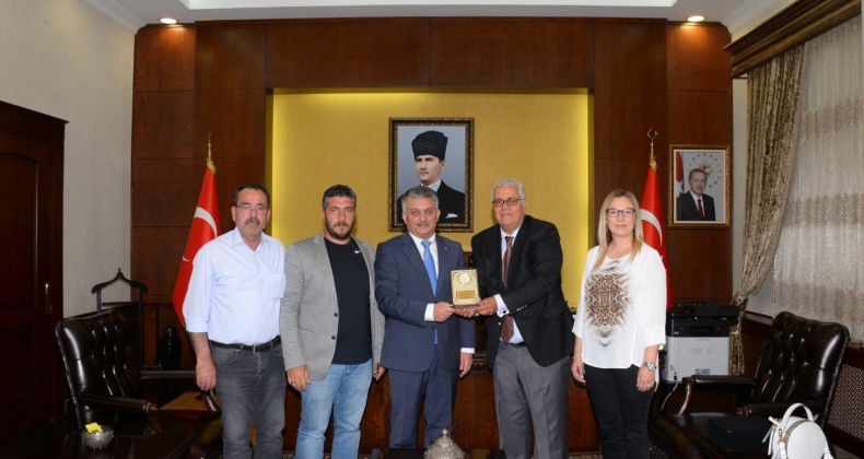 Ayvalıklı esnaflardan Vali Yazıcı ve Başkan Yılmaz’a plaket