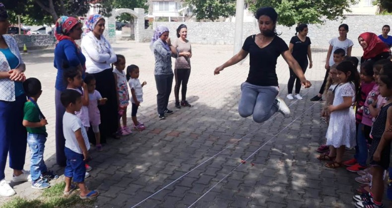 Minik öğrenciler velileriyle geleneksel çocuk oyunlarıyla şenlendi