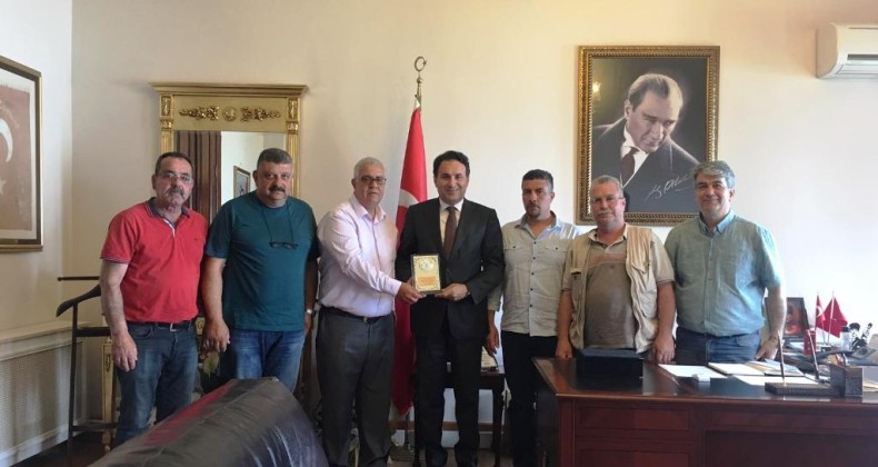 Ayvalıklı esnaflardan Kaymakam Görgülüarslan ve Başkan Ergin’e plaket