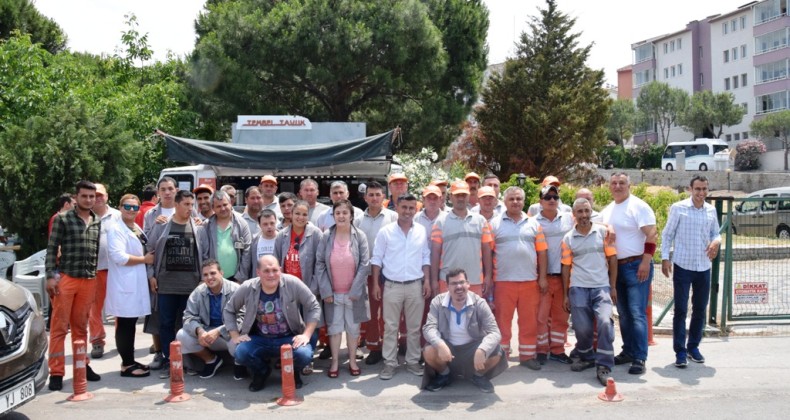 Engellilerden temizlik işleri ekiplerine yemek hayrı