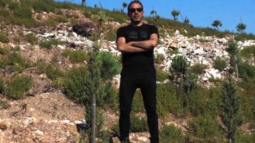 Haluk Levent Ayvalık’ta Cennet Koyu’nda diktiği ağaçları kontrol etti