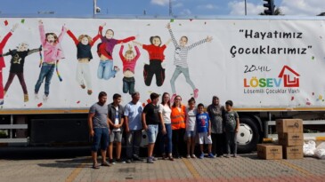 LÖSEV’in ‘İyilik Tırı’ Ayvalık’ta