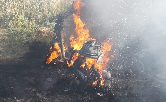 Kundaklandığı belirlenen motosiklet küle döndü