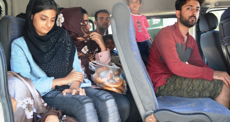 Ayvalık’ta jandarma 2 ayrı operasyonda 65 göçmen yakaladı