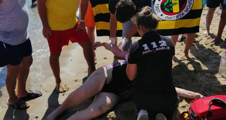 76 yaşındaki kadına plajda boğulmak üzereyken itfaiye cankurtaranları hızır gibi yetişti